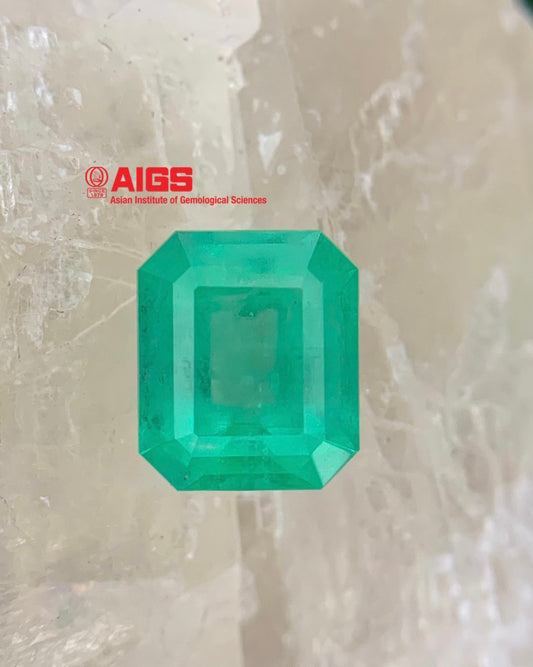 AIGS - 2.38 cts Vivid Green Colombian Emerald.